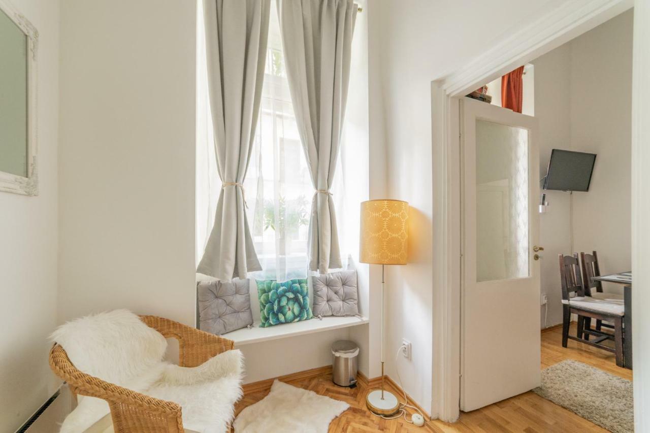 Gabi's Broadway Nest @ Nagymezo Str Apartment